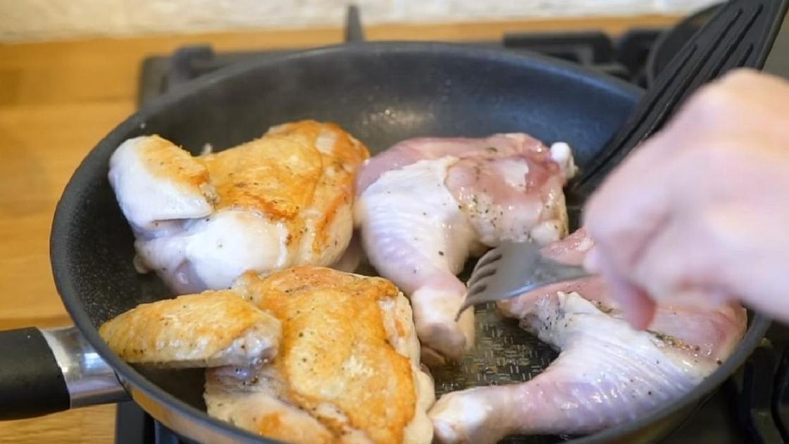 Курица обжаривают до полуготовности на сковороде