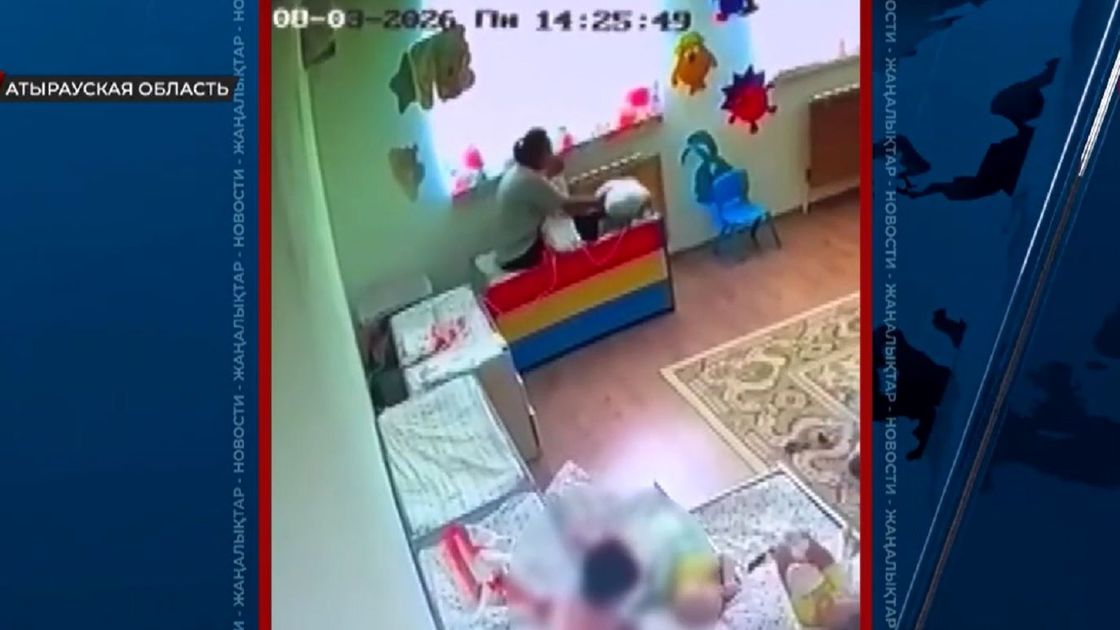Воспитательница с ребенком