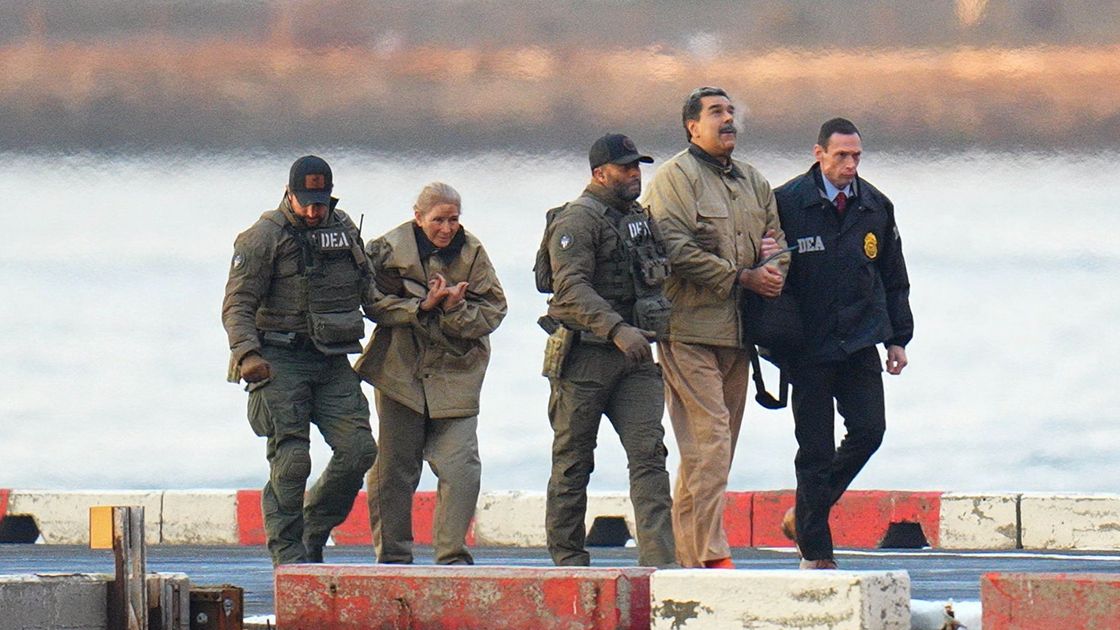 Военные США ведут Мадуро и его супругу