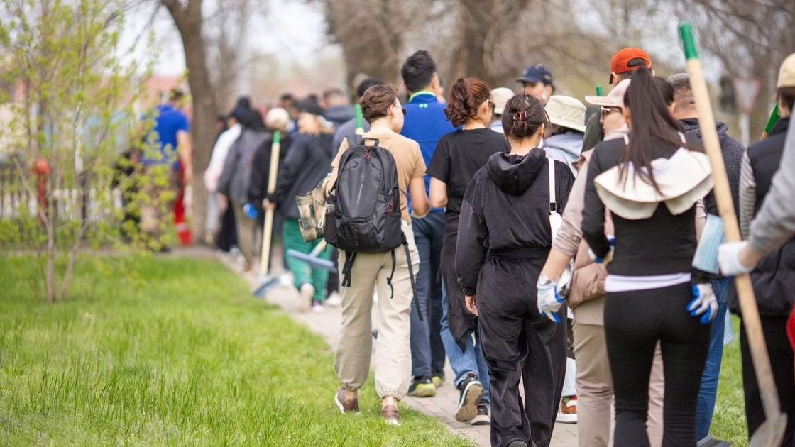 Люди на субботнике