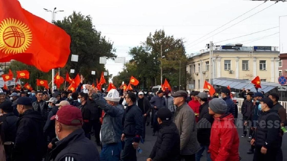 Митингующие идут по улицам Бишкека