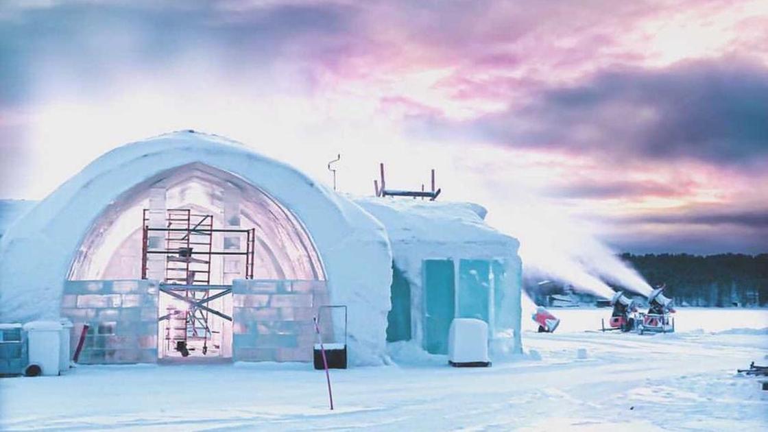 Несколько домов изо льда построены на снегу