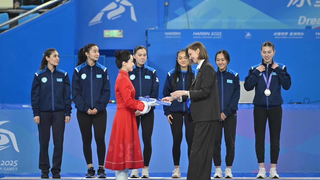 Ольга Рыпакова и женская сборная Казахстана по шорт-треку