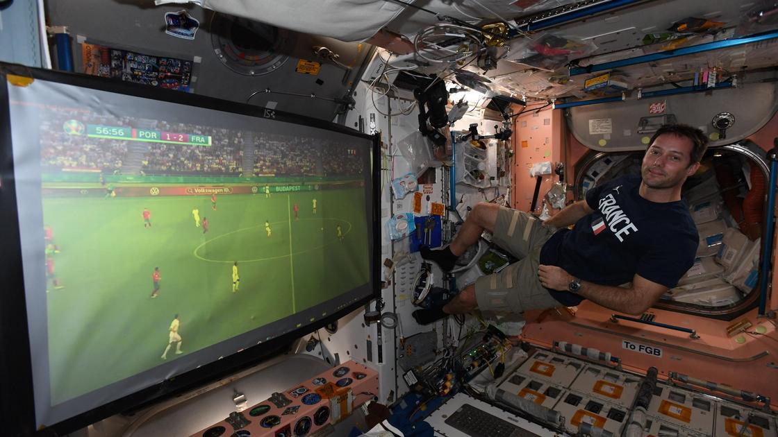 Тома Песке смотрит матч Франция - Португалия