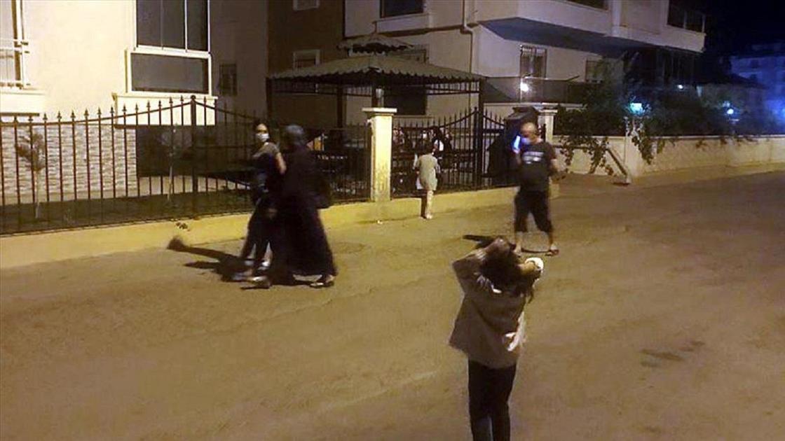 Люди идут по улице Люди идут по улице