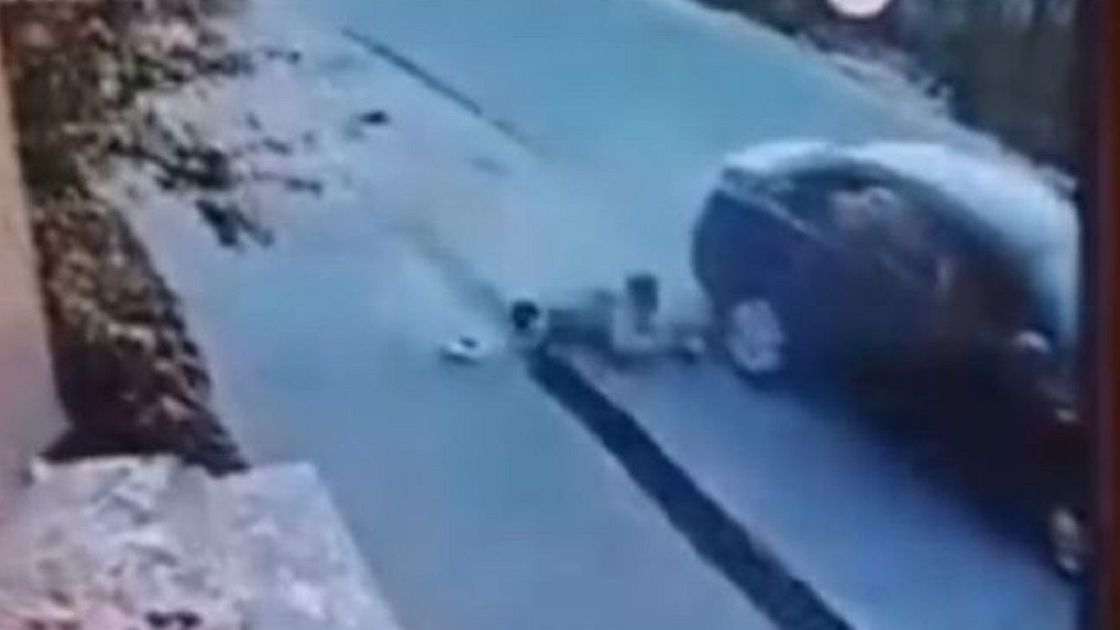 Автомобиль наехал на двоих детей