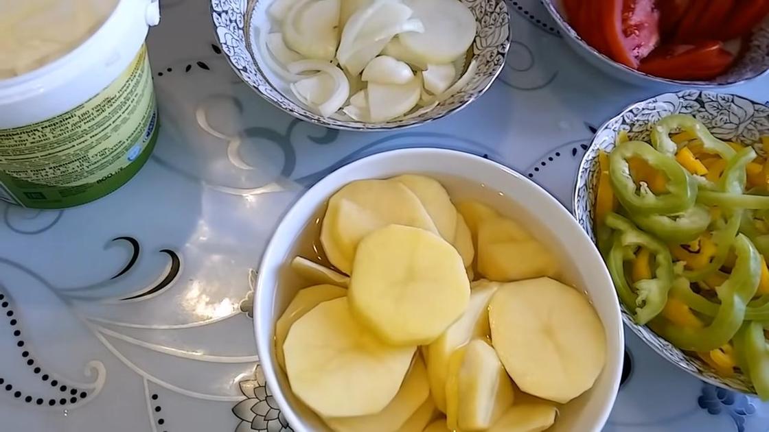 Нарезанные картофель, лук, сладкий перец в отдельных тарелках