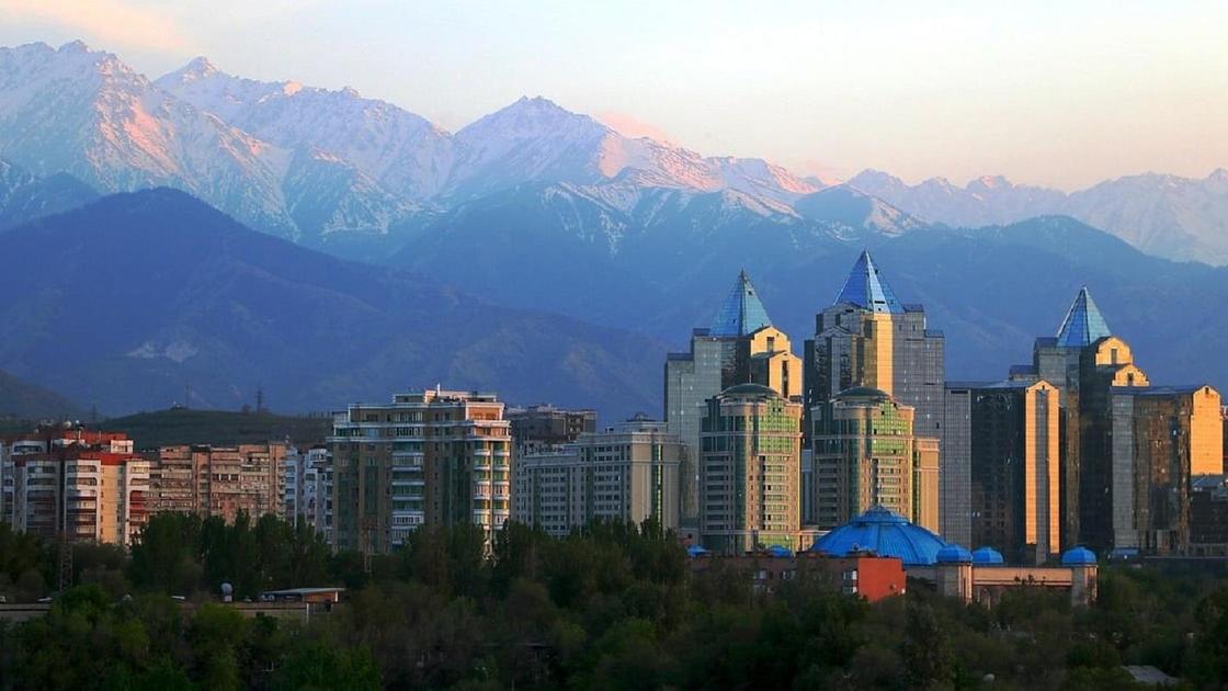 Вид на горы в городе Алматы