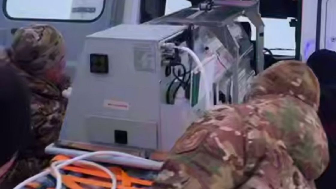 Ребенка перевозят в больницу