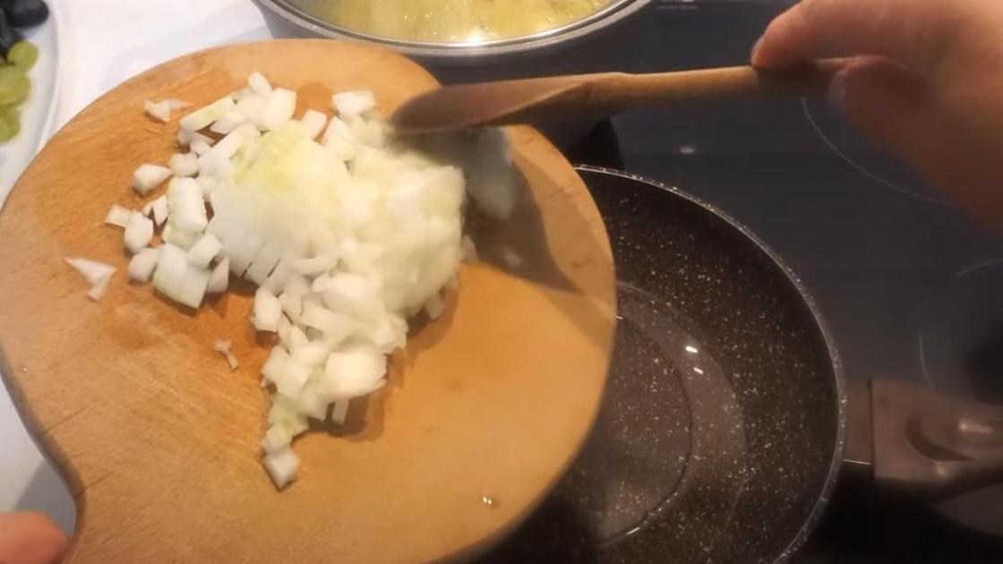 Нарезанный лук добавляют в сковороду с маслом, стоящую на плите