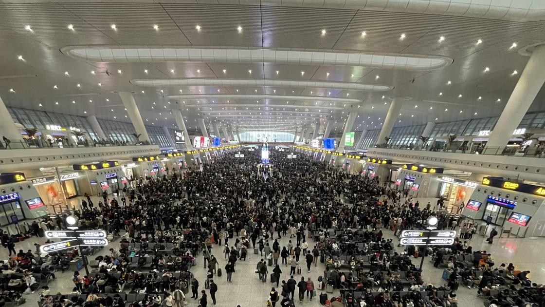 Толпа людей на вокзале в Китае