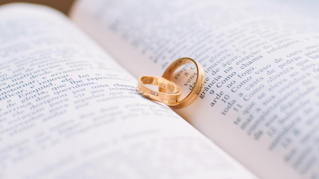 Обручальное кольцо между страниц книги