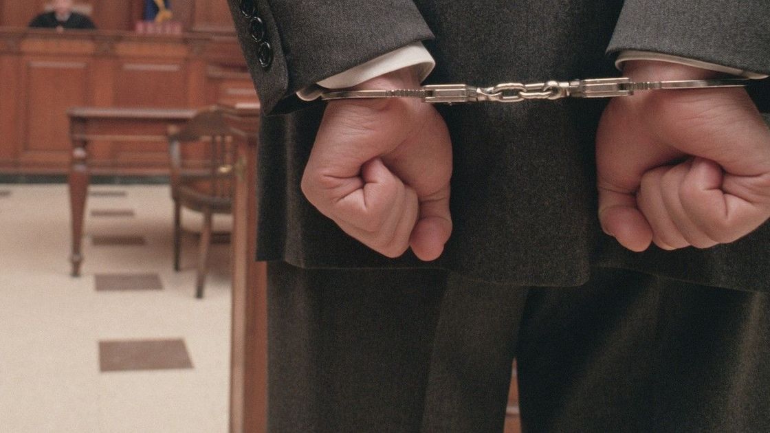 Мужчина в наручниках