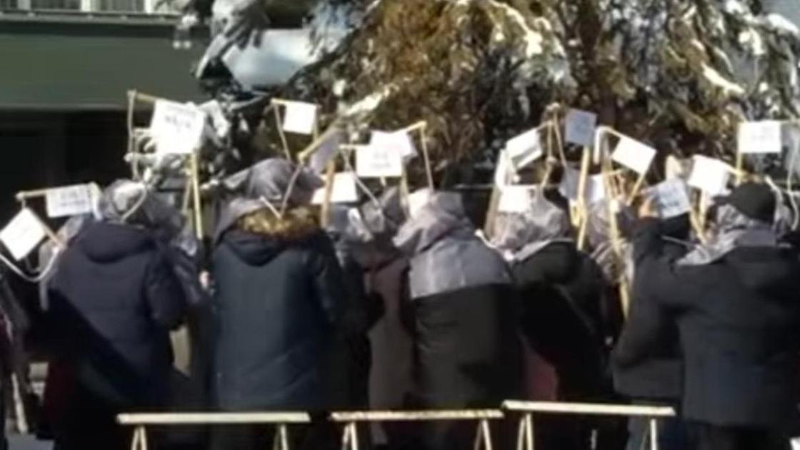 Ипотечники устроили акцию протеста с мешками на головах в Алматы