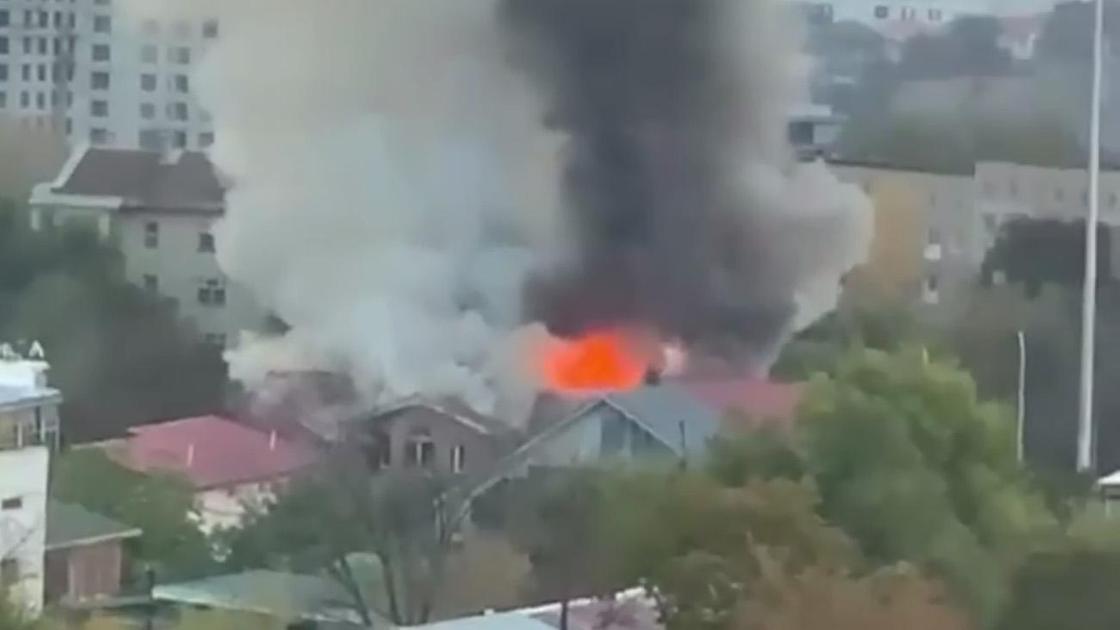 Крупный столб дыма над горящим домом в Алматы