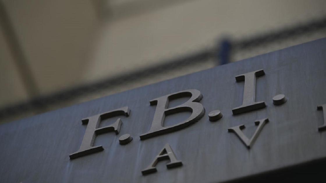 Надпись "F.B.I." на здании латинскими буквами