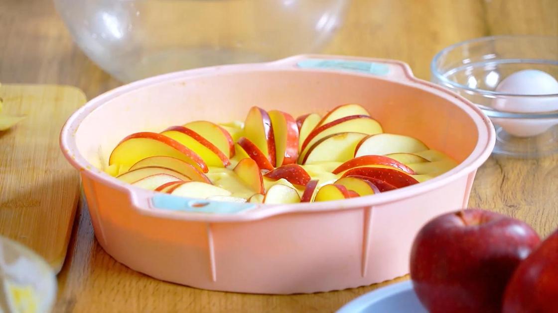 Тесто для шарлотки с дольками яблок в силиконовой форме