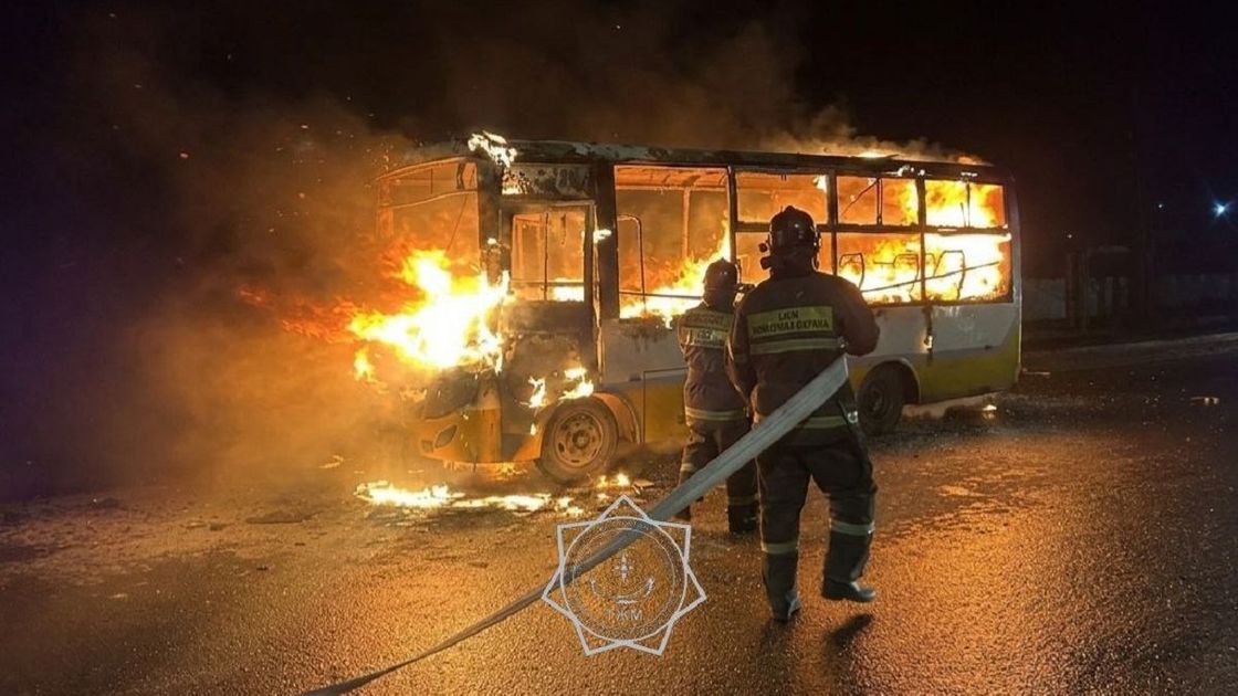 Пожарные тушат автобус