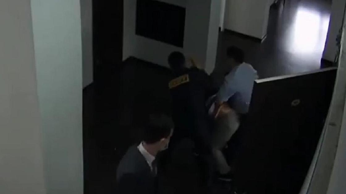Мужчину вытолкали из акимата в Павлодаре Мужчину вытолкали из акимата в Павлодаре