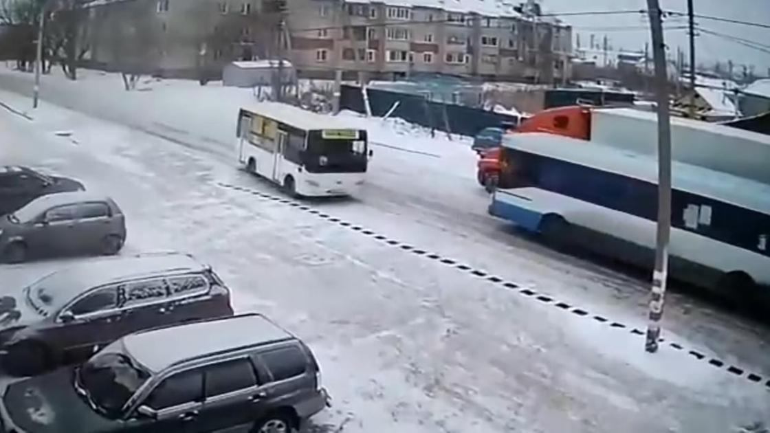 Вид на место аварии с двумя автобусами в Петропавловске Вид на место аварии с двумя автобусами в Петропавловске