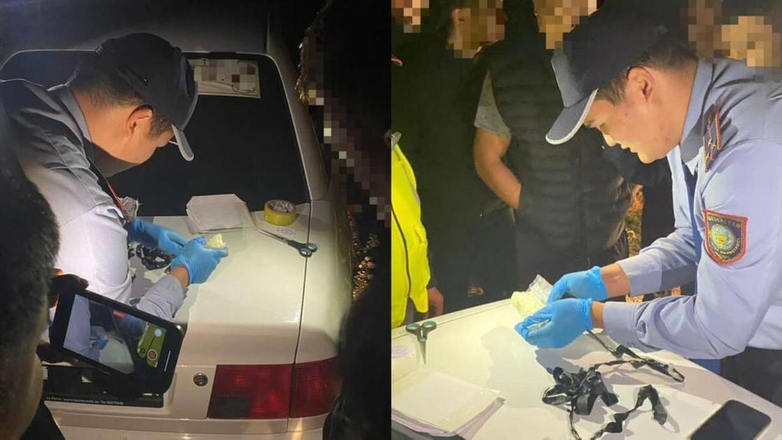 Полицейские осматривают найденное в автомобиле вещество