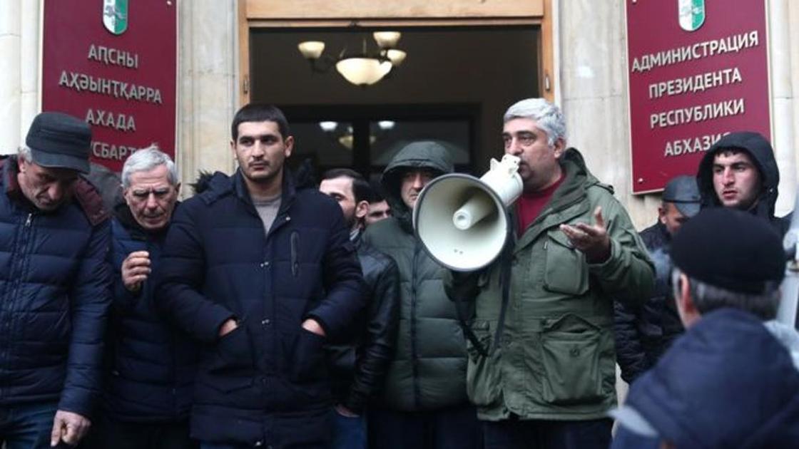 протест у администрации президента Абхазии протест у администрации президента Абхазии