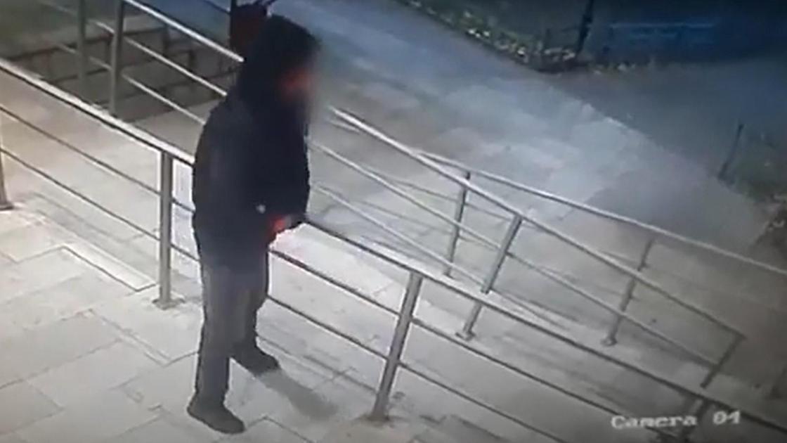Мужчина в кофте мочится у закусочной в Нур-Султане Мужчина в кофте мочится у закусочной в Нур-Султане
