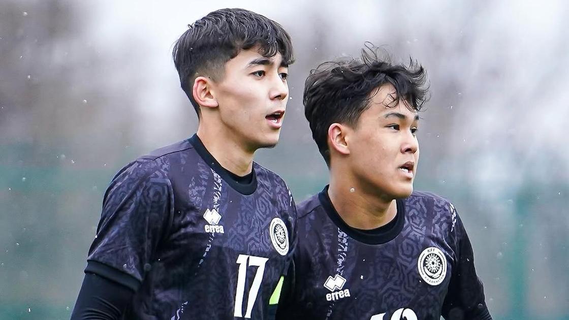 Казахстанские футболисты Исмаил Бекболат и Абылай Толеухан (слева направо)