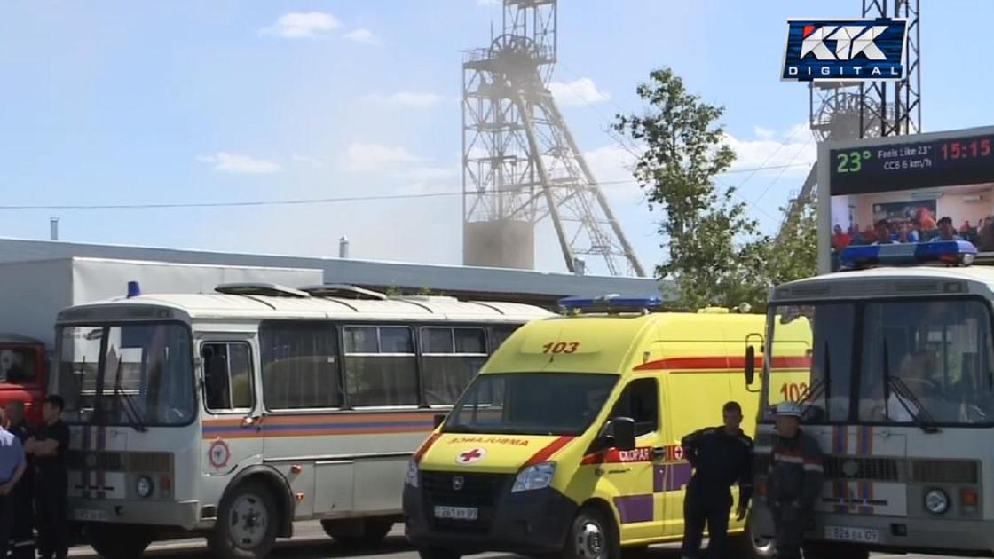 Скорая помощь и автобусы спасателей у шахты "Казахстанская"