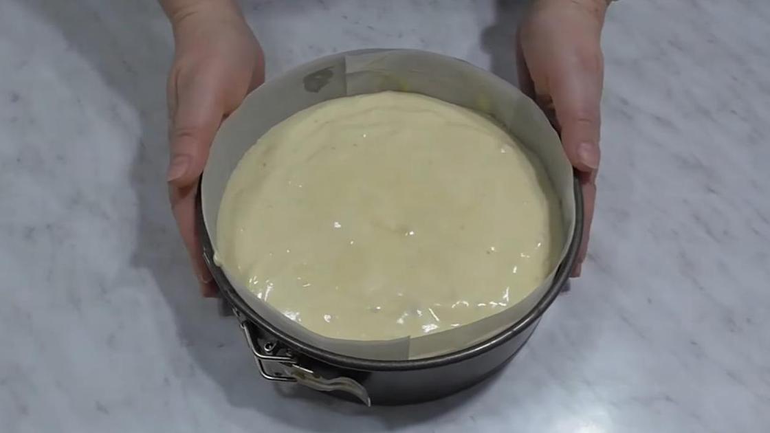 Бисквитное тесто вылито в форму