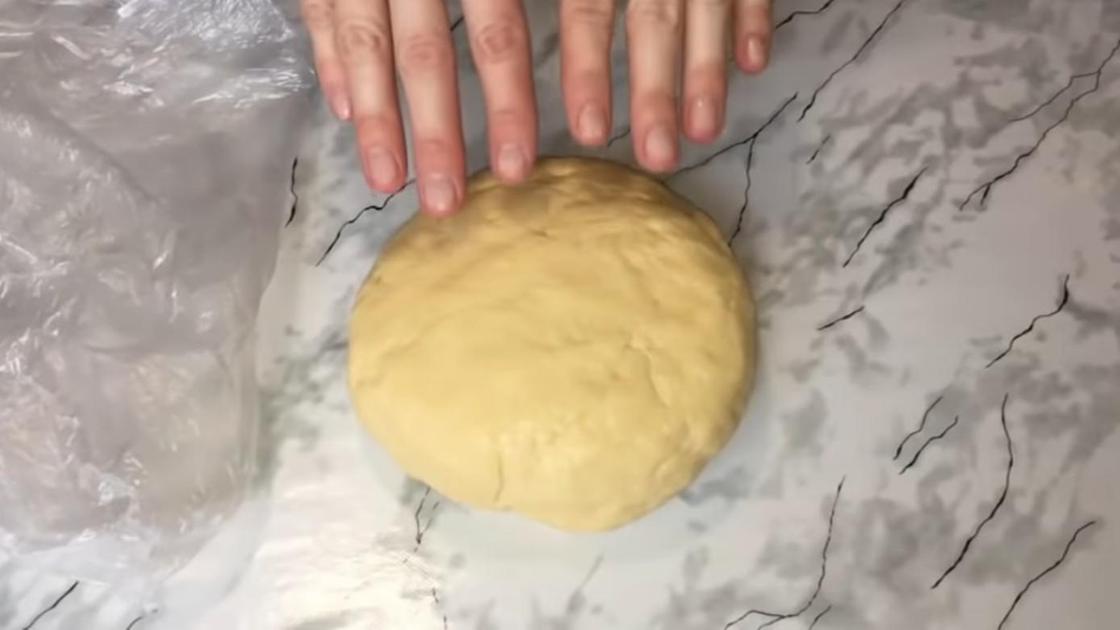 Тесто на столе