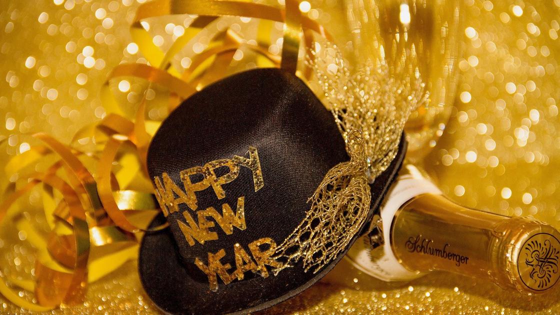 Новогодняя шляпа, серпантин и бутылка шампанского