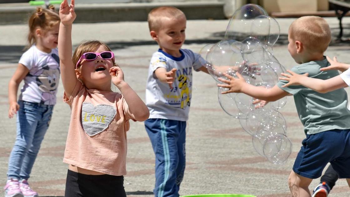 Діти пускають мильні бульбашки