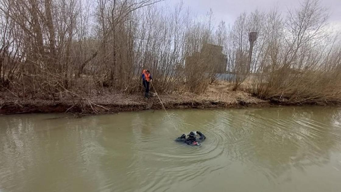Водолазы ищут пропавшего