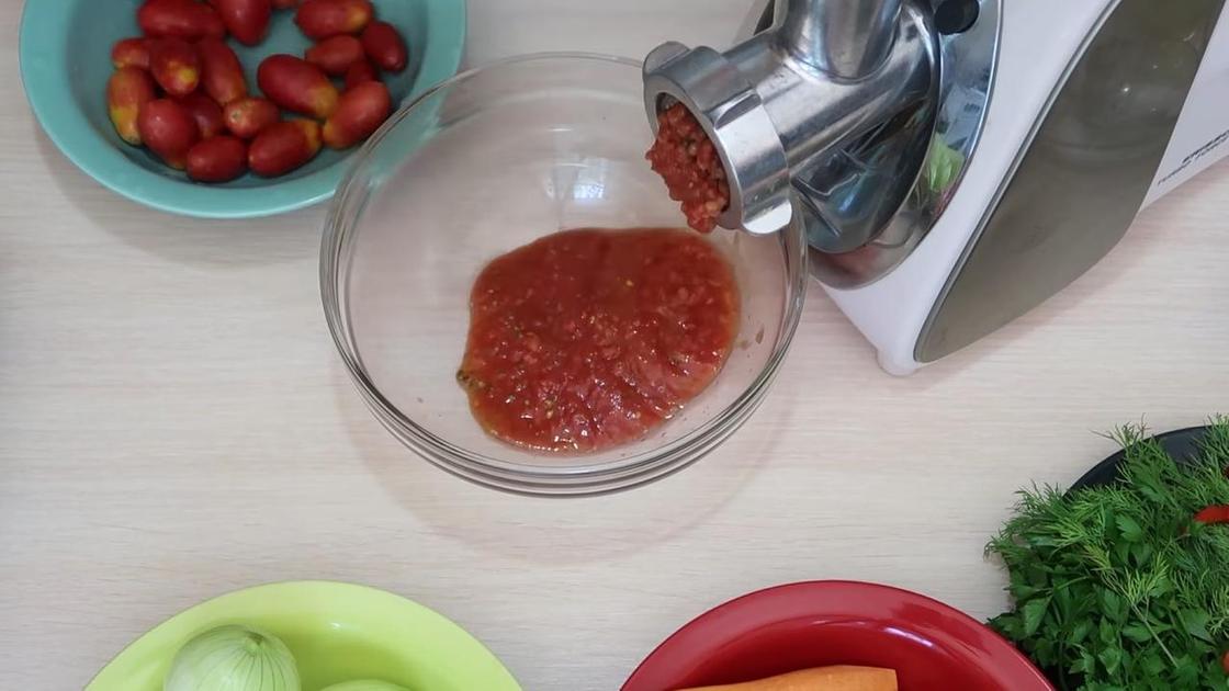 Измельчение помидоров мясорубкой