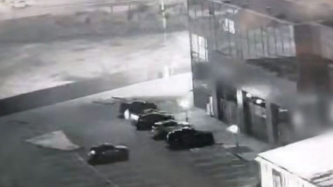 Запуск фейерверка на парковке заведения