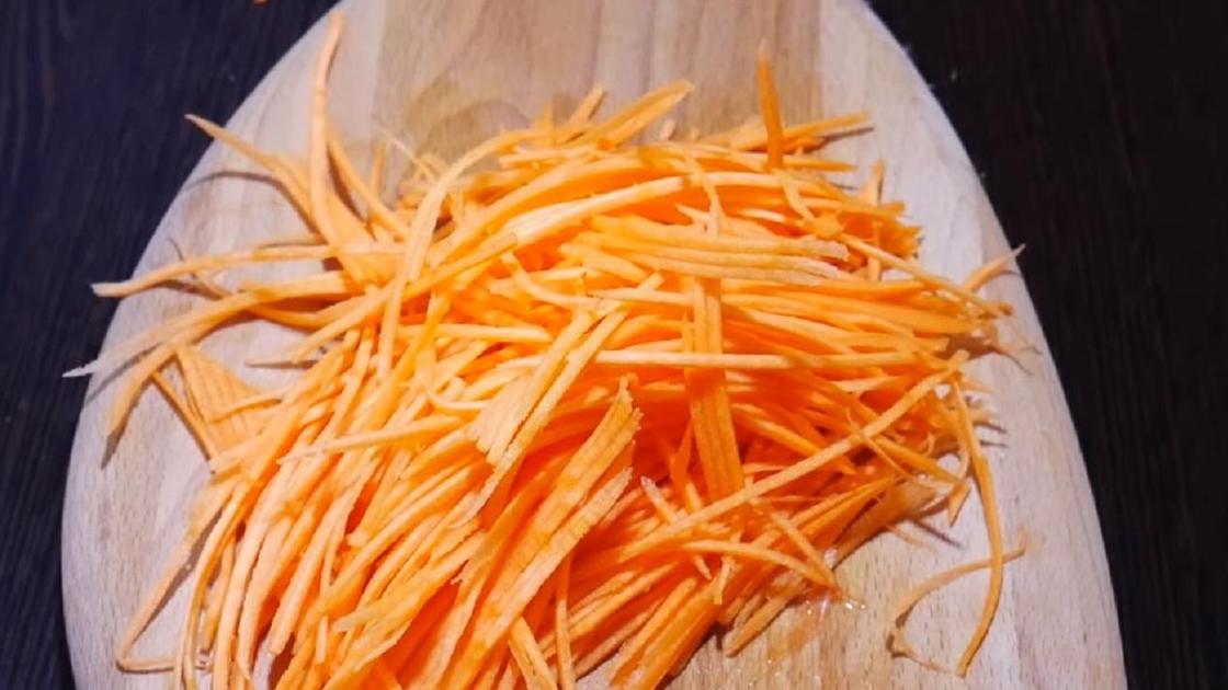 Морковь нарезана соломкой