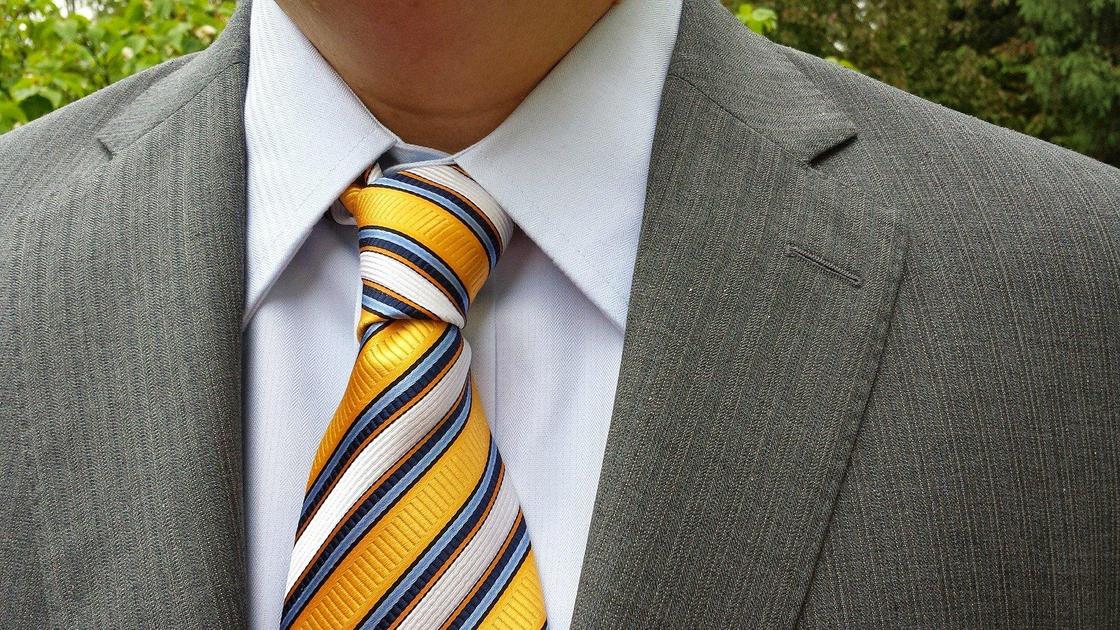 Мужчина в костюме с галстуком