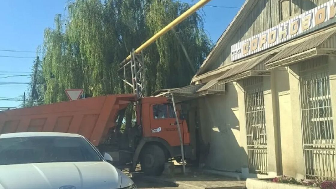Грузовик врезался в здание