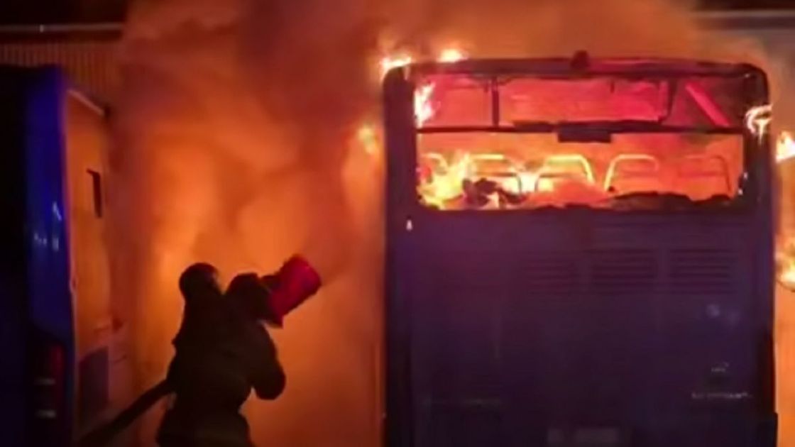 Пожарные тушат пожар