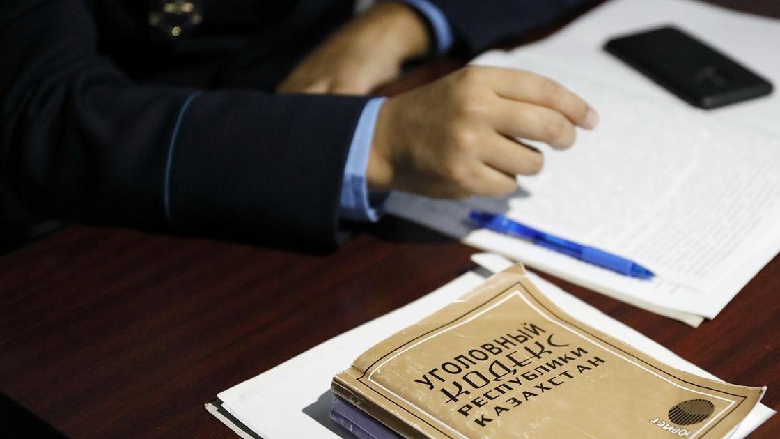 Уголовный кодекс Казахстана лежит на столе