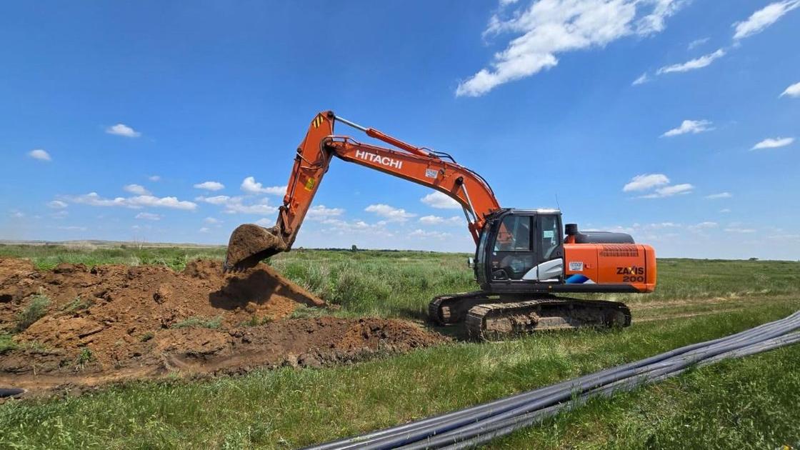 Спецтехника роет землю