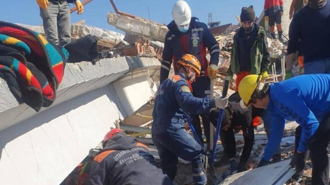 В Турции разбирают завалы разрушившегося дома