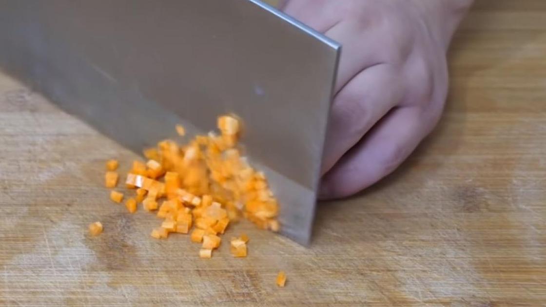 Морковь нарезается мелким кубиком