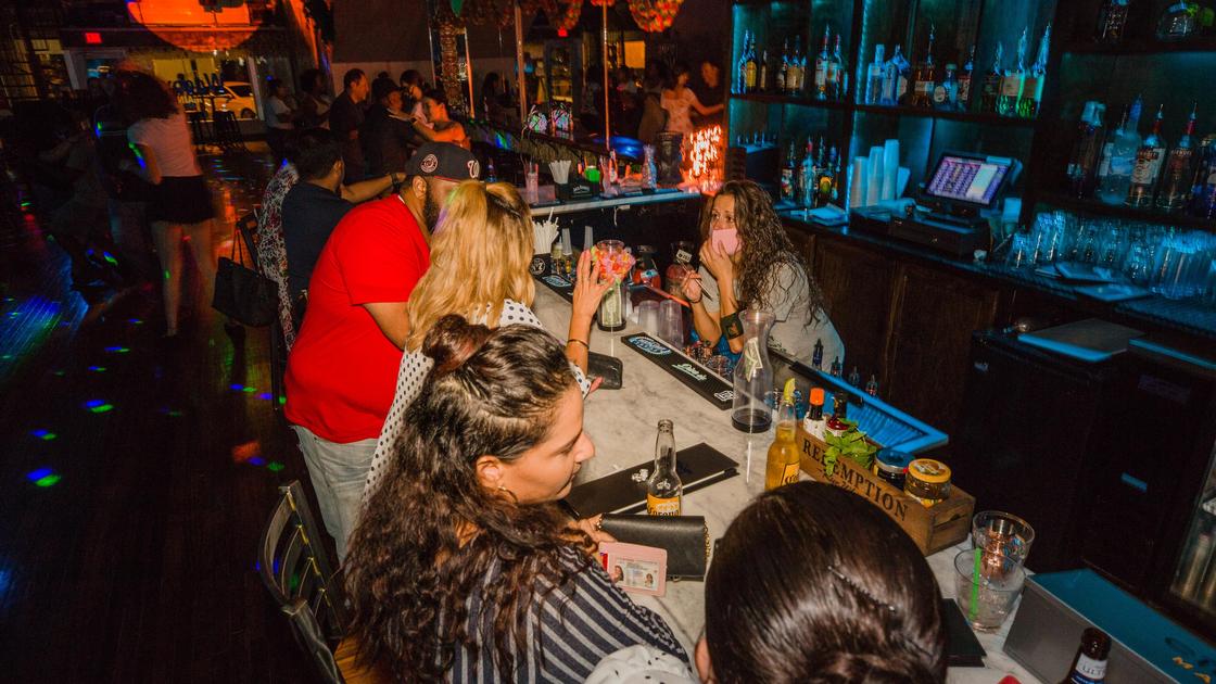 посетители в ночном клубе посетители в ночном клубе