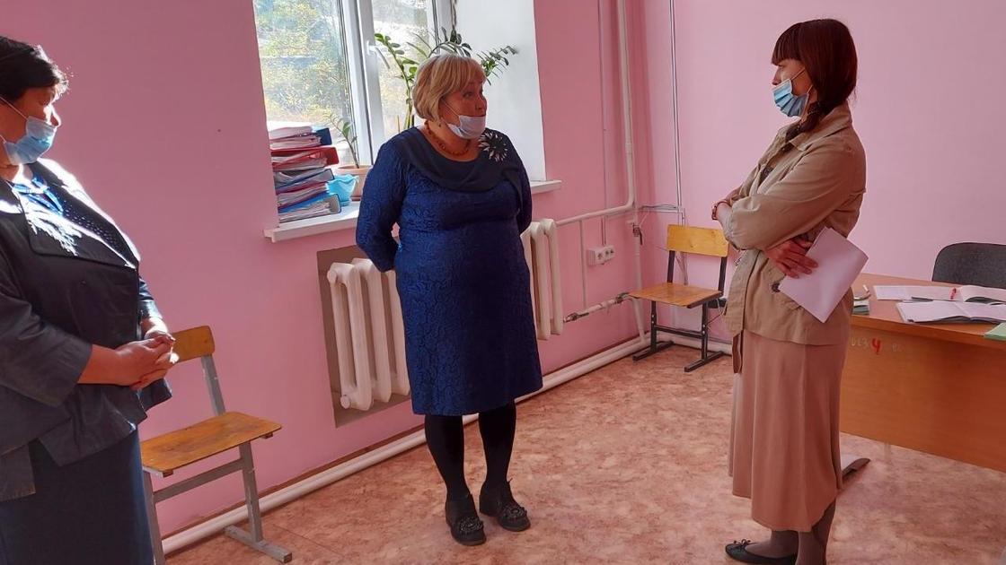 Мама пришла в школу Уральска, где ее ребенка ударила учительница