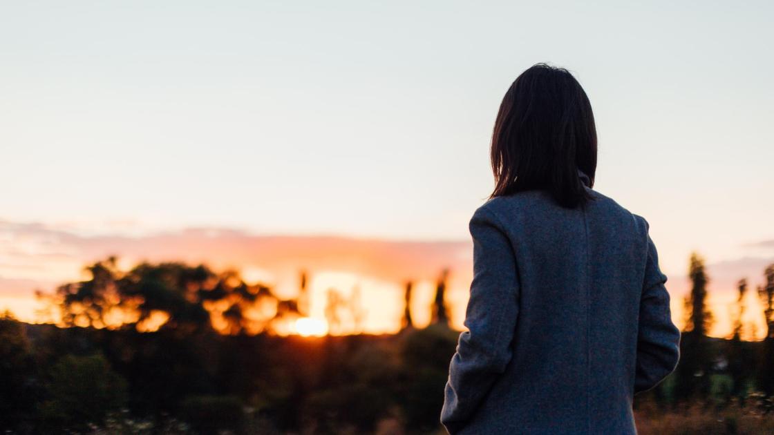 Девушка стоит спиной