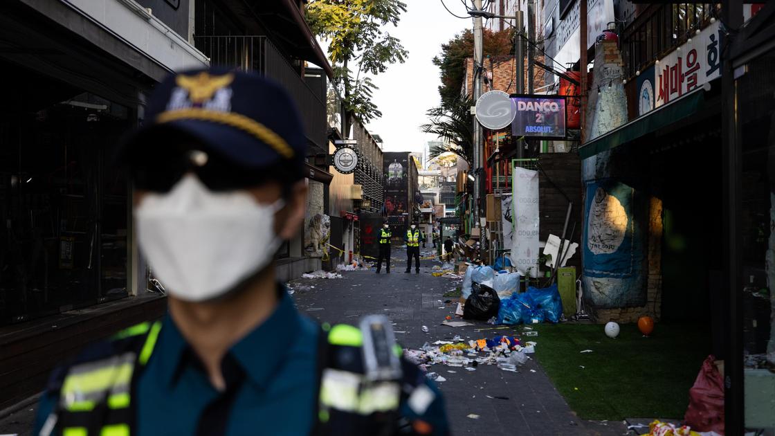 Полицейский в маске на фоне место происшествия в Сеуле