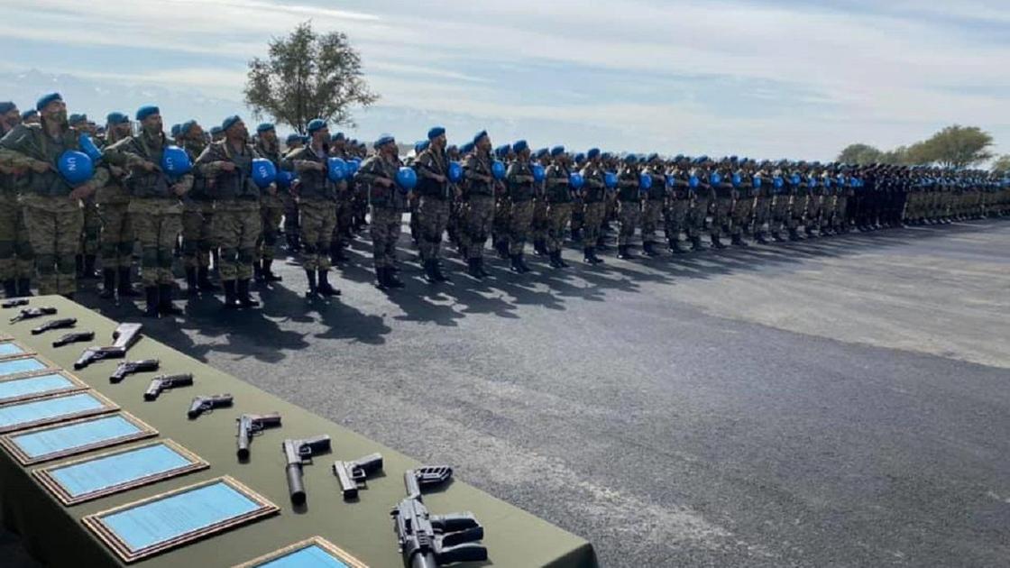 Военнослужащие стоят на плацу Военнослужащие стоят на плацу