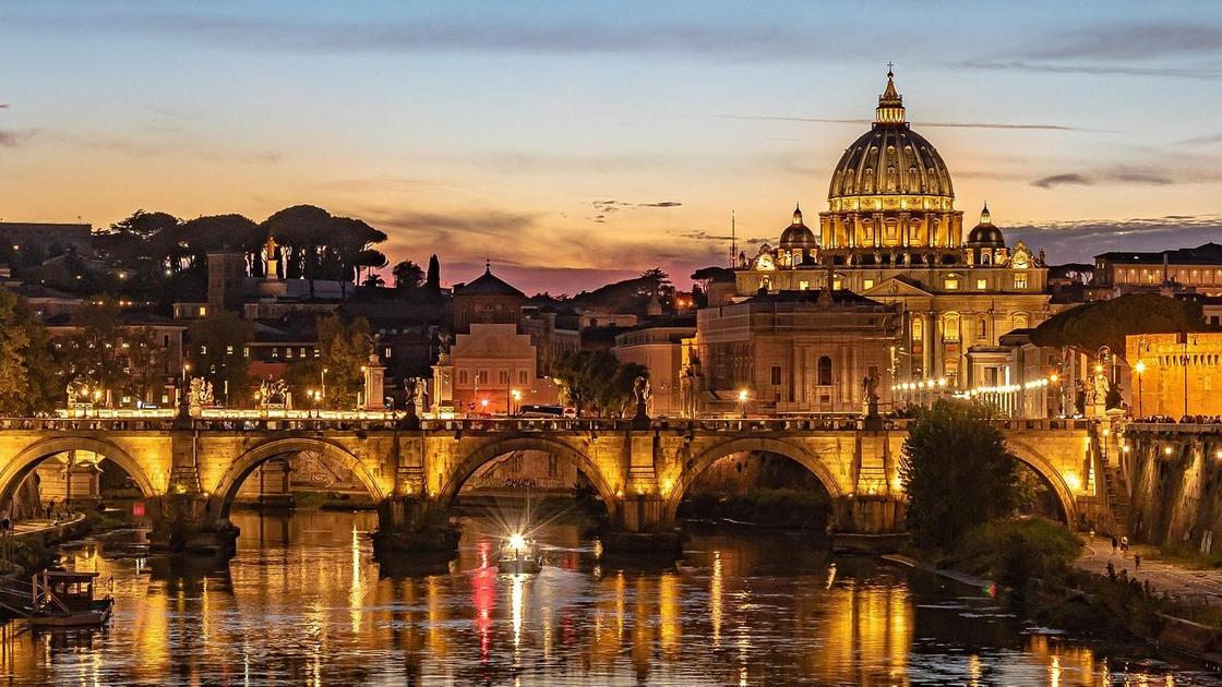 Ночной вид на мост и Базилику Святого Петра в Ватикане